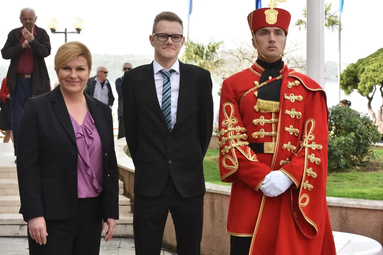 Kolinda opet premjestila ured, ovaj put u Šibenik: pogledajte kako su je dočekali