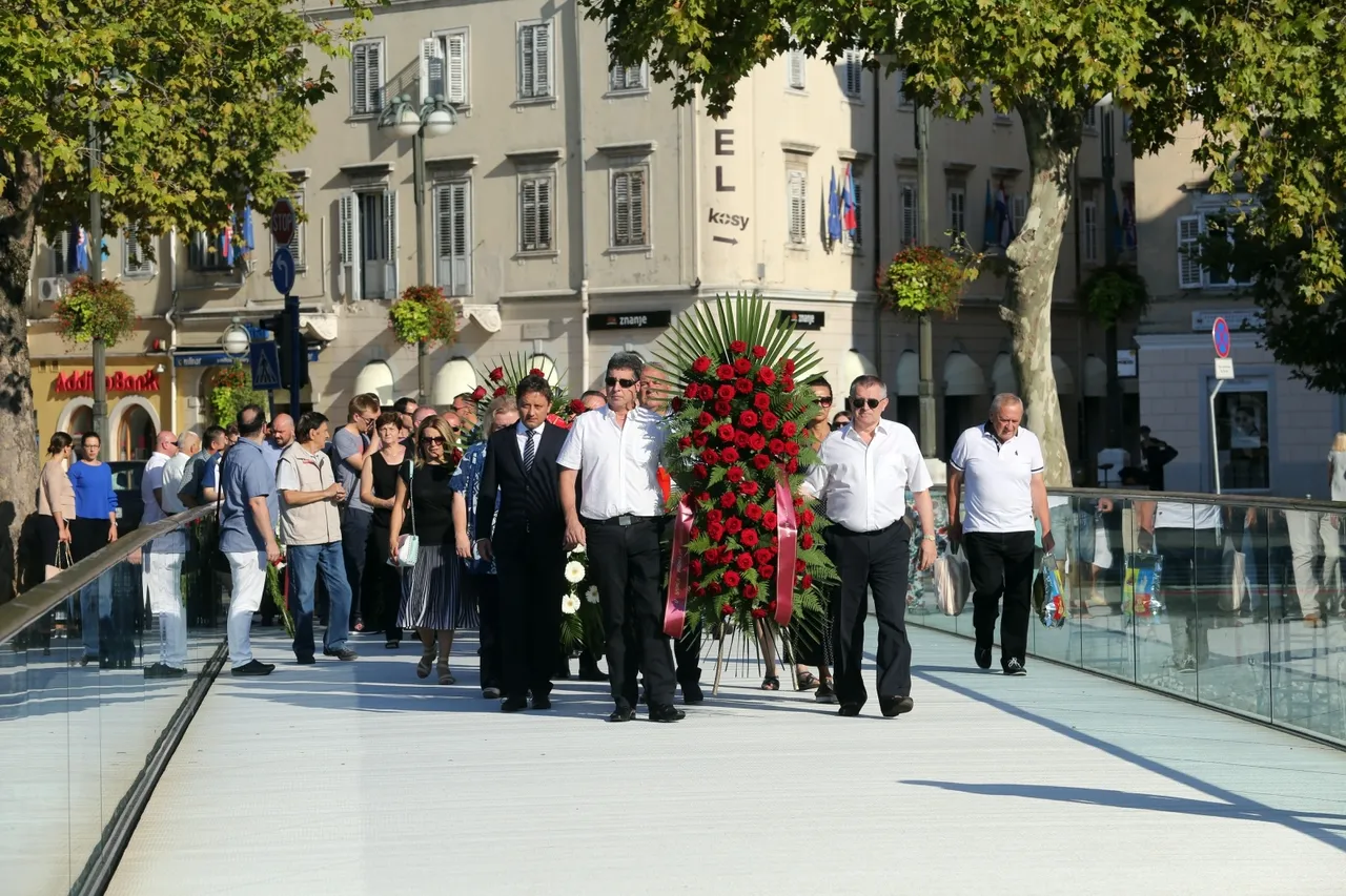 Političari i branitelji položili vijence i upalili svijeće na Mostu branitelja