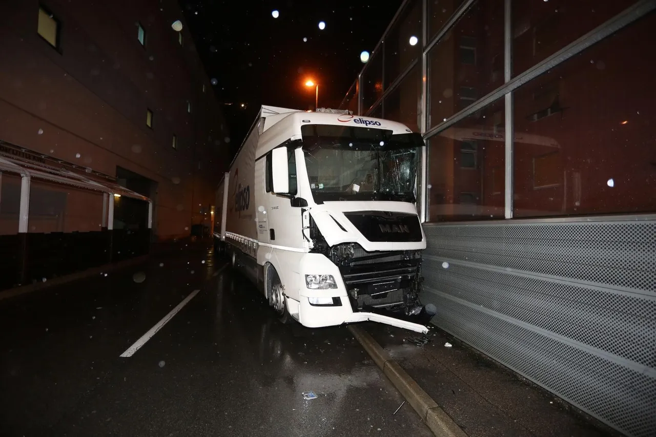 Kamion s prikolicom nekontrolirano se bez vozača zabio u zaštitnu ogradu pred ulazom u trgovački Tower centar Rijeka