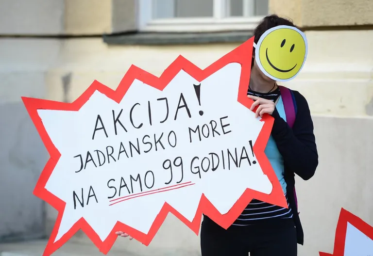 Zelena akcija održala prosvjed protiv LNG terminala ispred Hrvatskg sabora