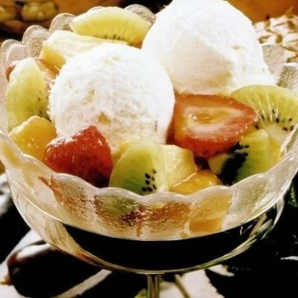 Flambirano egzotično voće s ananasom, slatkim vrhnjem i sladoledom