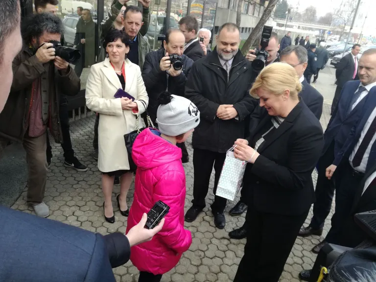Neočekivan doček za Grabar-Kitarović: djevojčica Tonka svojim je poklonom iznenadila predsjednicu