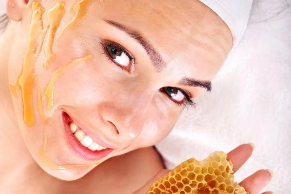 Za čistu kožu i blistavo lice: Maska od meda koju možeš napraviti kod kuće