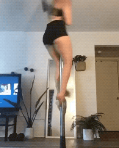 some-girls-know-how-to-work-the-pole-and-some-do-not-18-gifs-17