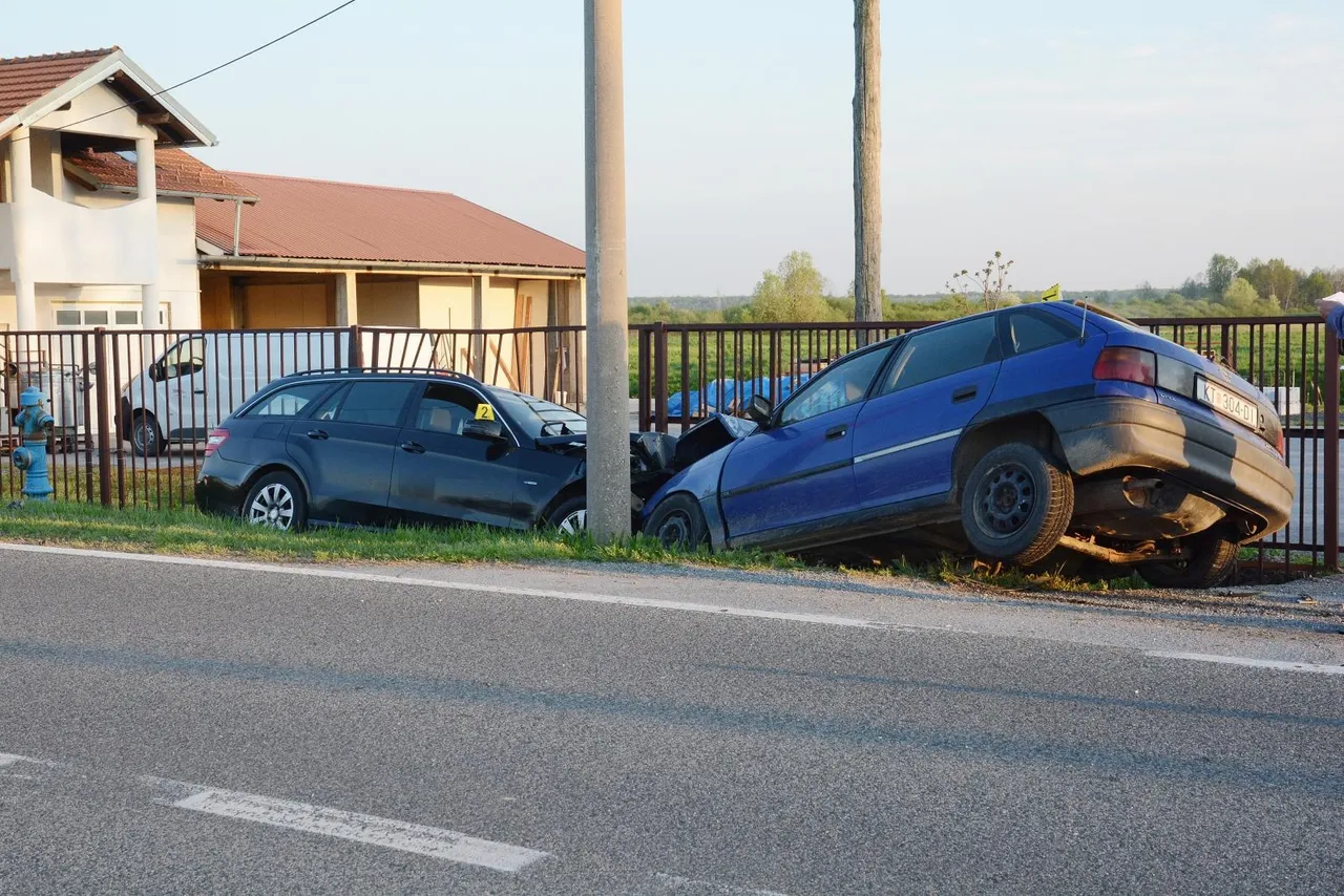 Nakon sudara Opel i Mercedes završili u kanalu