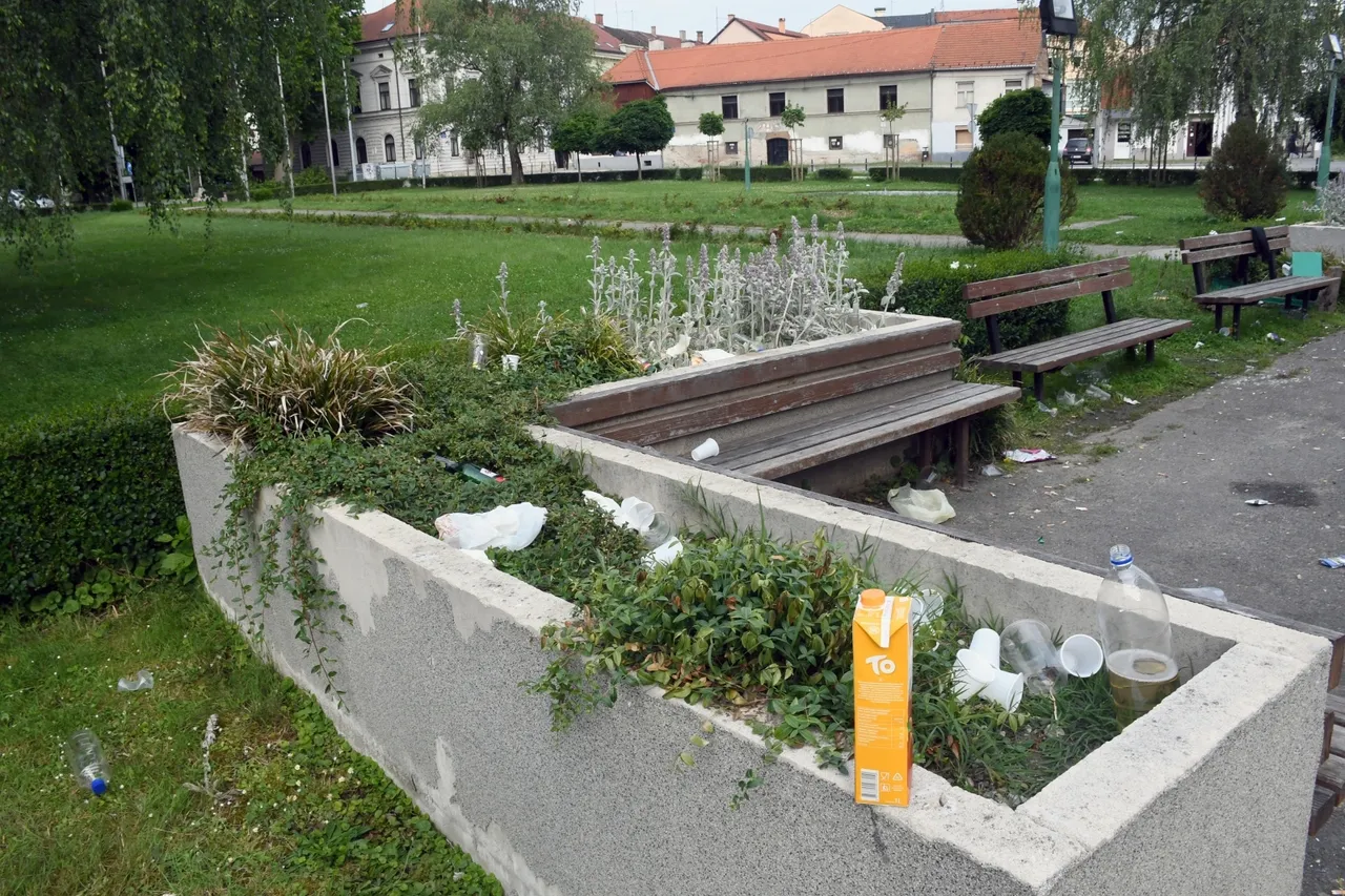 Ovako se ponašaju naši gimnazijalci: Ispred škole ostavili hrpu čaša, flaša, potrgane stolove i stolice...