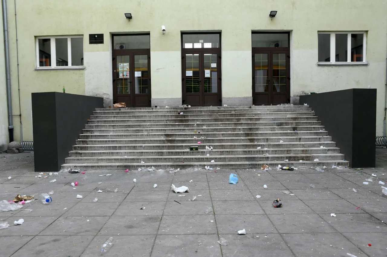 Ovako se ponašaju naši gimnazijalci: Ispred škole ostavili hrpu čaša, flaša, potrgane stolove i stolice...