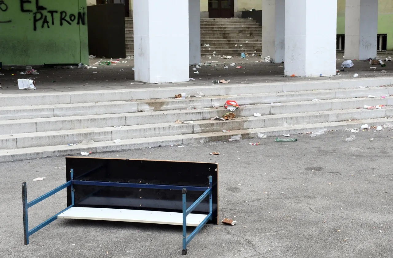 Ovako se ponašaju naši gimnazijalci: Ispred škole ostavili hrpu čaša, flaša, potrgane stolove i stolice...