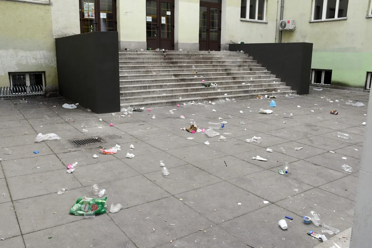 Ovako se ponašaju naši gimnazijalci: Ispred škole ostavili hrpu čaša, flaša, potrgane stolove i stolice...