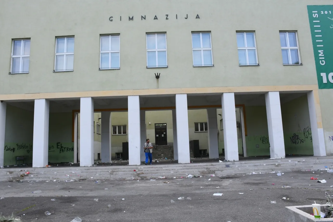 Ovako se ponašaju naši gimnazijalci: Ispred škole ostavili hrpu čaša, flaša, potrgane stolove i stolice...