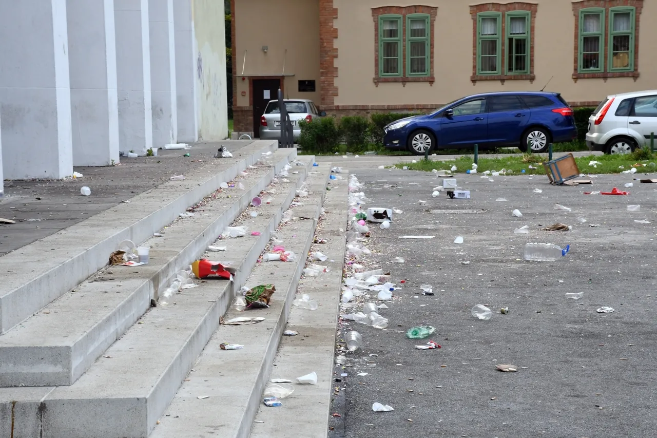 Ovako se ponašaju naši gimnazijalci: Ispred škole ostavili hrpu čaša, flaša, potrgane stolove i stolice...