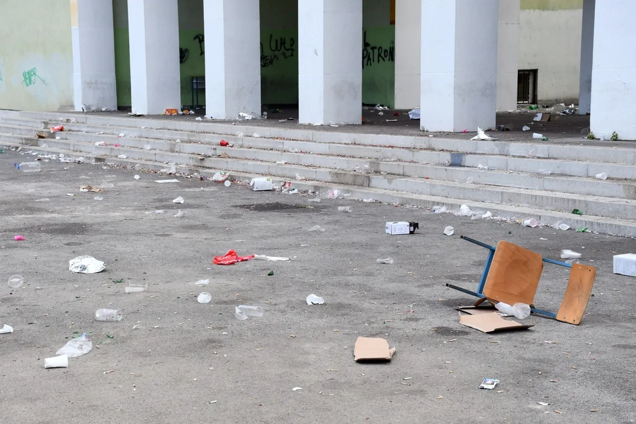 Ovako se ponašaju naši gimnazijalci: Ispred škole ostavili hrpu čaša, flaša, potrgane stolove i stolice...