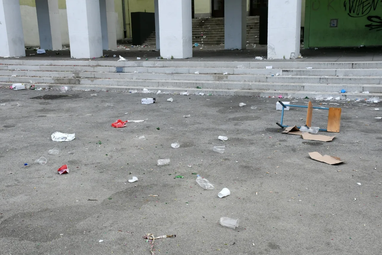 Ovako se ponašaju naši gimnazijalci: Ispred škole ostavili hrpu čaša, flaša, potrgane stolove i stolice...