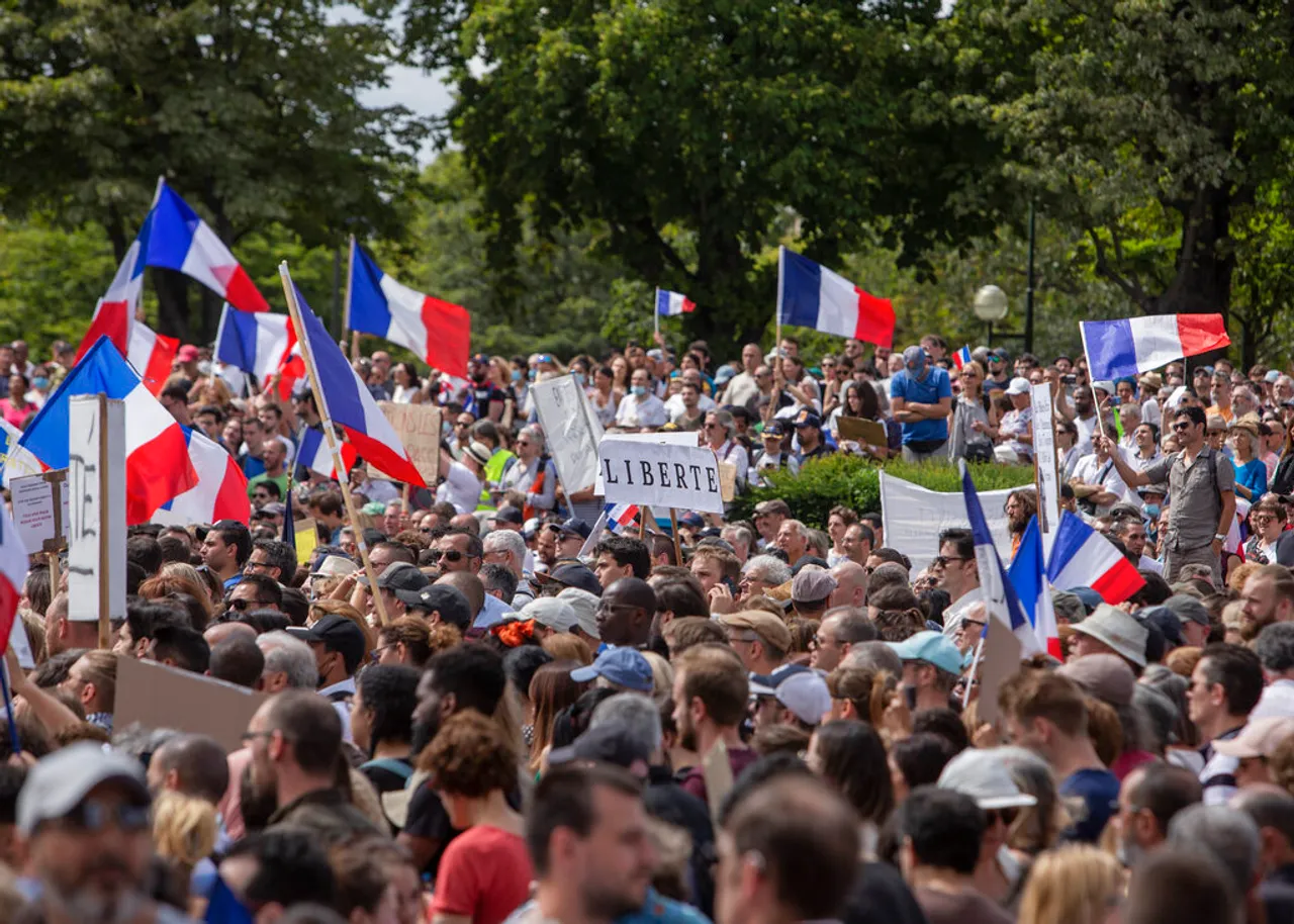 U Parizu se sukobili policija i prosvjednici protiv covid mjera