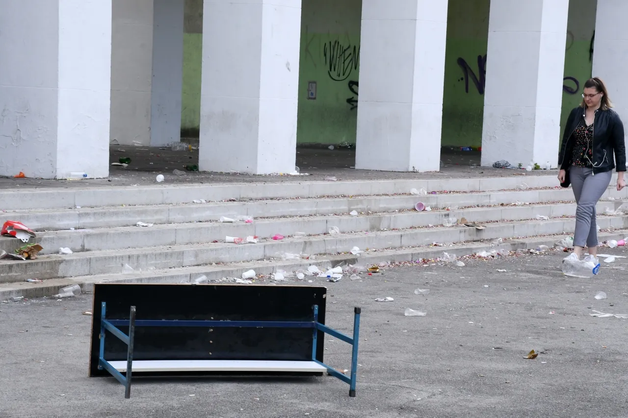 Ovako se ponašaju naši gimnazijalci: Ispred škole ostavili hrpu čaša, flaša, potrgane stolove i stolice...