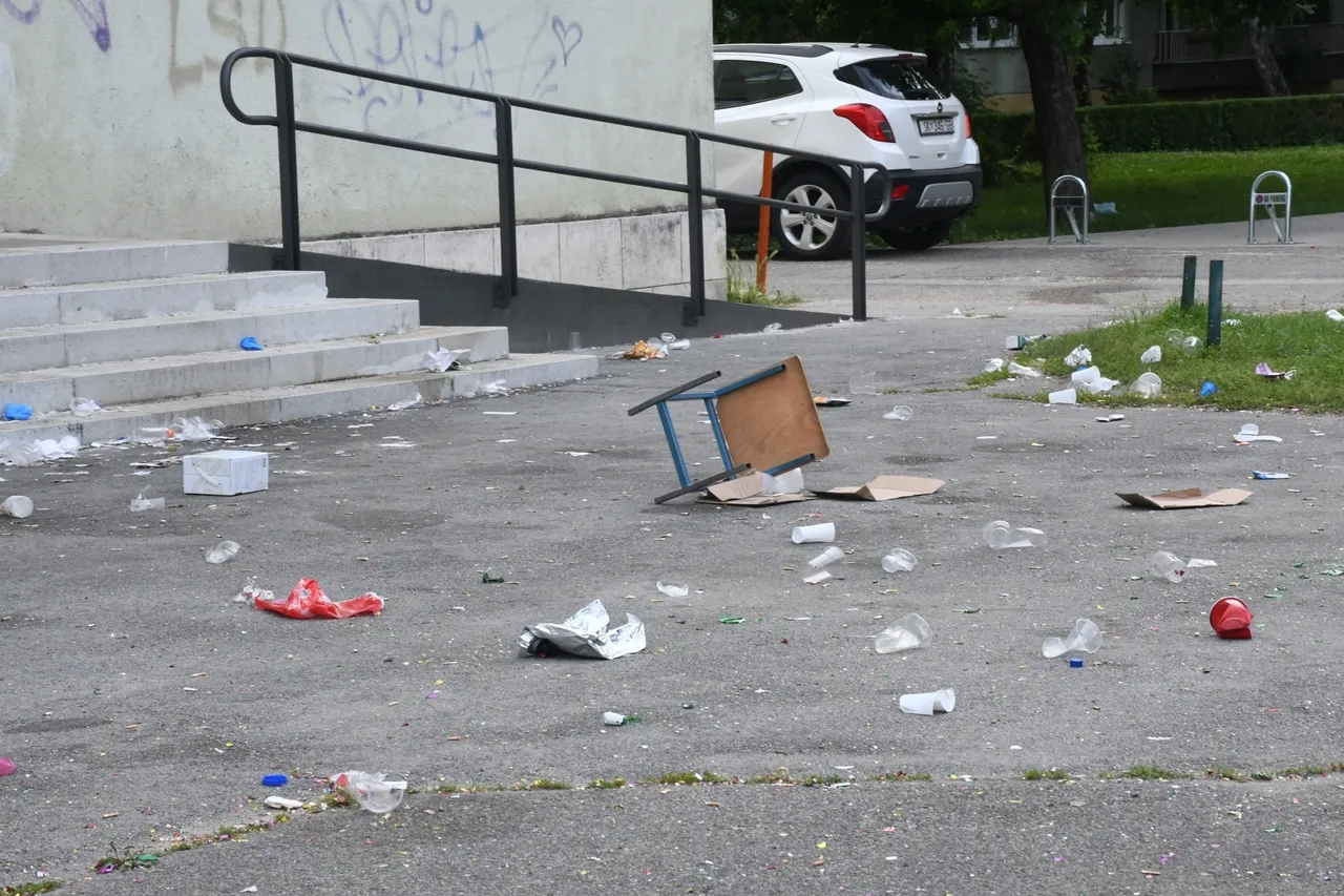 Ovako se ponašaju naši gimnazijalci: Ispred škole ostavili hrpu čaša, flaša, potrgane stolove i stolice...
