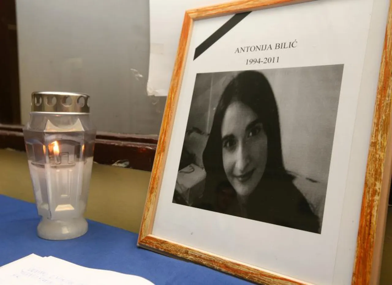 Kolege školarci Antonije Bilić zapalili su svijeću uz njenu sliku.