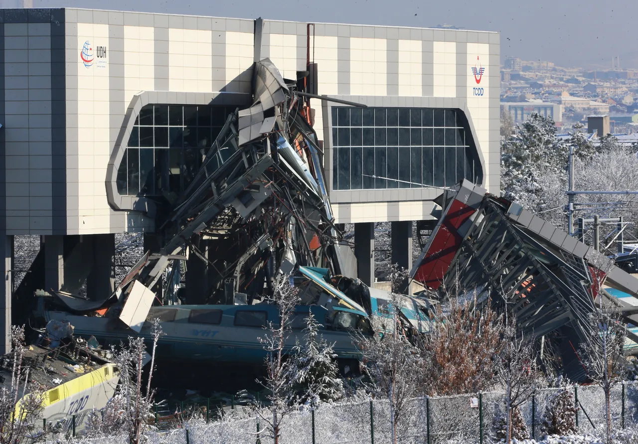 Turski brzi vlak sudario se s lokomotivom nakon čega je udario u nadvožnjak