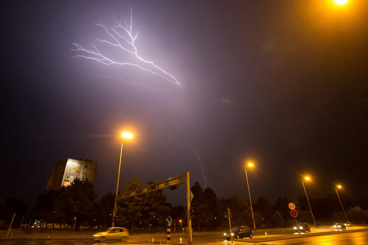 Munje paraju nebo iznad Zagreba