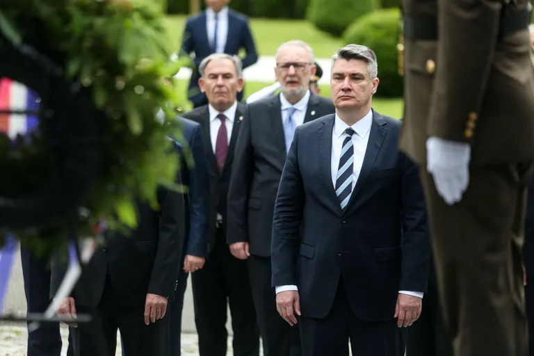 Državni vrh položio vijence na Mirogoju i Krematoriju povodom Dana državnosti