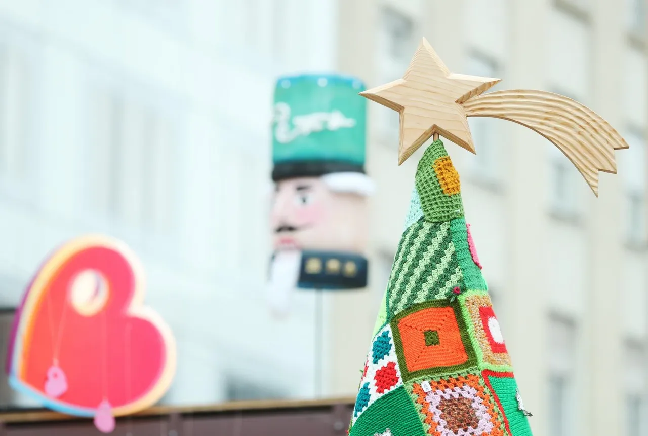 Na Europskom trgu svečano je otkriveno božićno drvce ljubavi i zajedništva