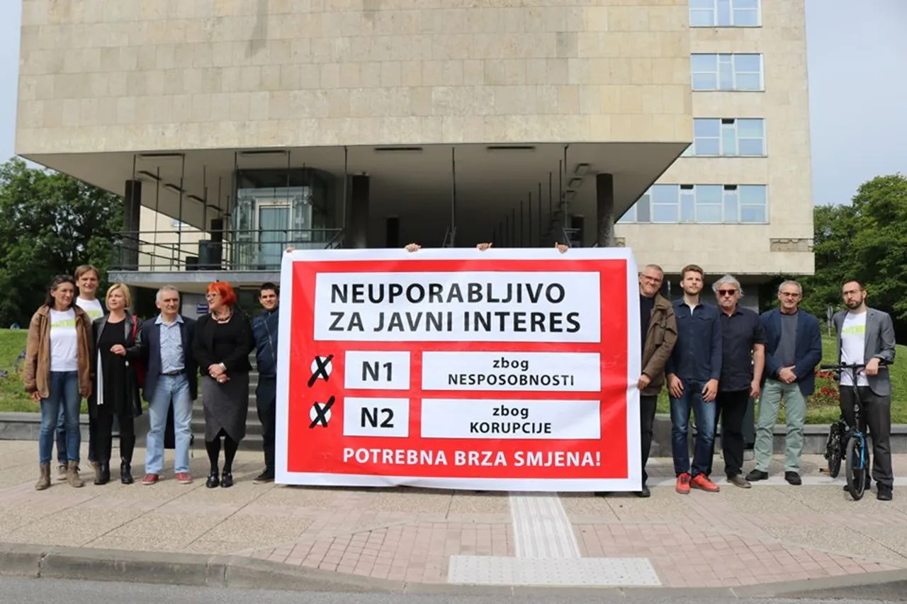 Predstavnici političke platforme ''Možemo'' zalijepili su crvenu naljepnicu na zgradu gradske uprave