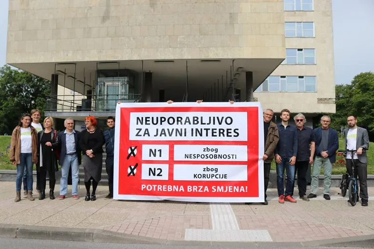 Predstavnici političke platforme ''Možemo'' zalijepili su crvenu naljepnicu na zgradu gradske uprave