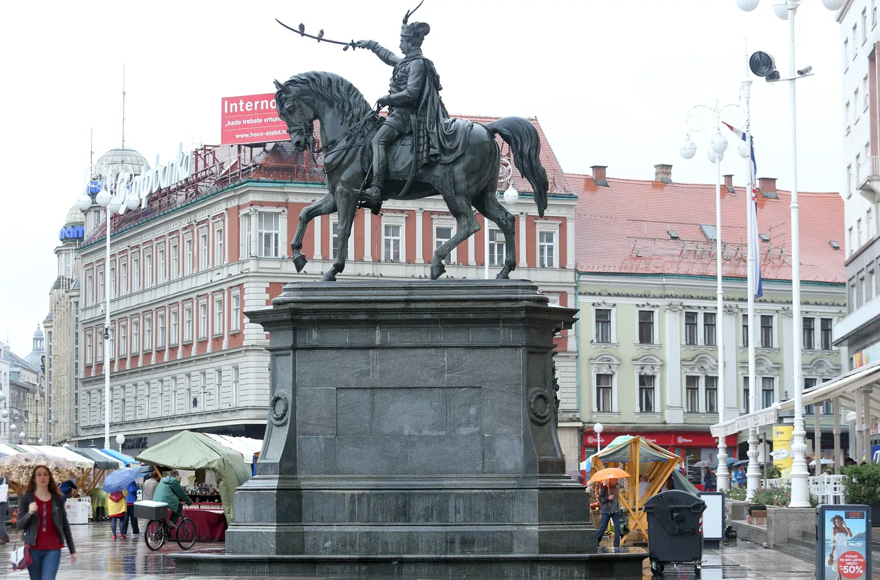 Nesvakidašnji prizor u Zagrebu: kontejner za miješani otpad završio ispod spomenika bana Josipa Jelačića