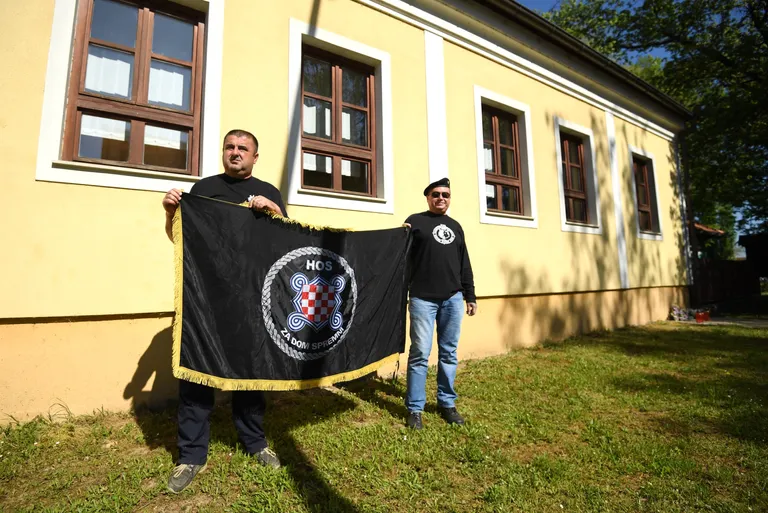 Jasenovac: HOS-ovci razvili zastavu s ustaškim pozdravom