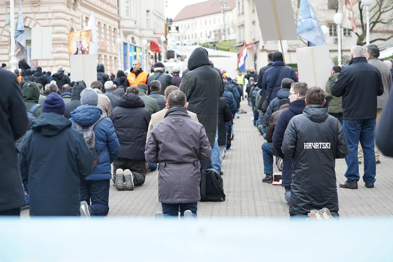 Zagreb: Molitelji na trgu prve subote u mjesecu  