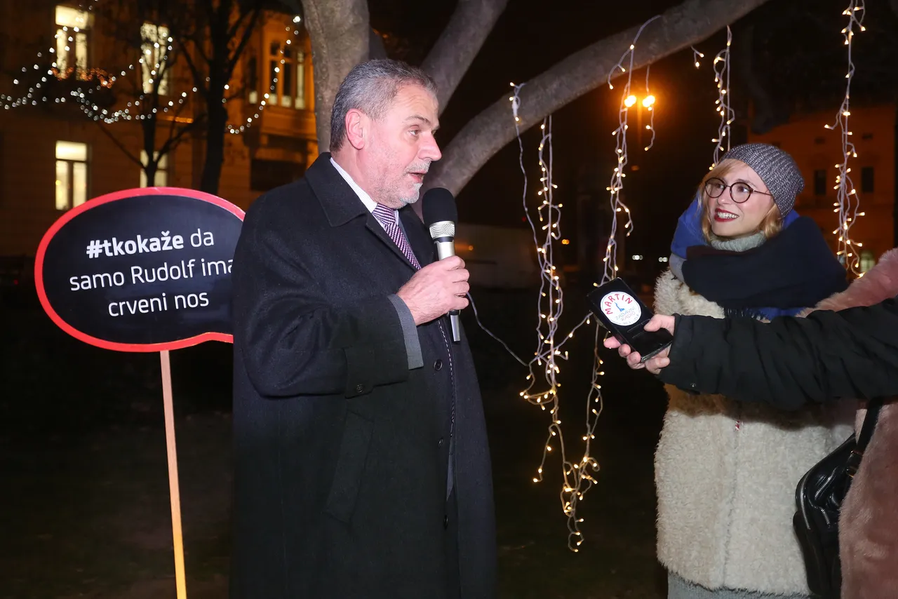 I gradonačenik Bandić sjeo na Klupu ljubavi postavljenu na Trgu kralja Tomislava