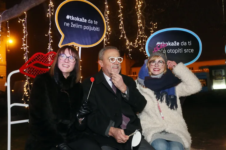 I gradonačenik Bandić sjeo na Klupu ljubavi postavljenu na Trgu kralja Tomislava