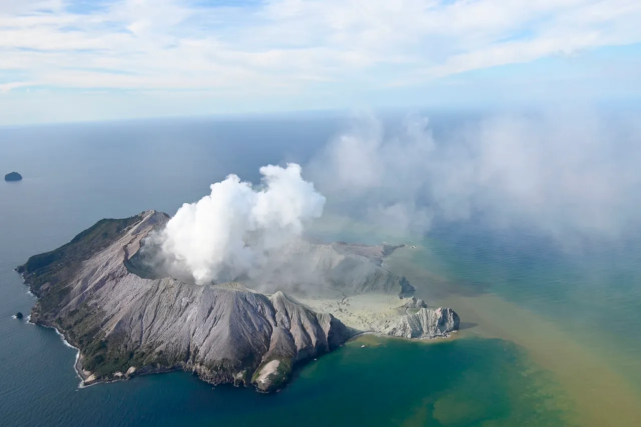 Eruptirao vulkan u poznatom turističkom odredištu: Petero mrtvih, a nekoliko ih je ozlijeđeno