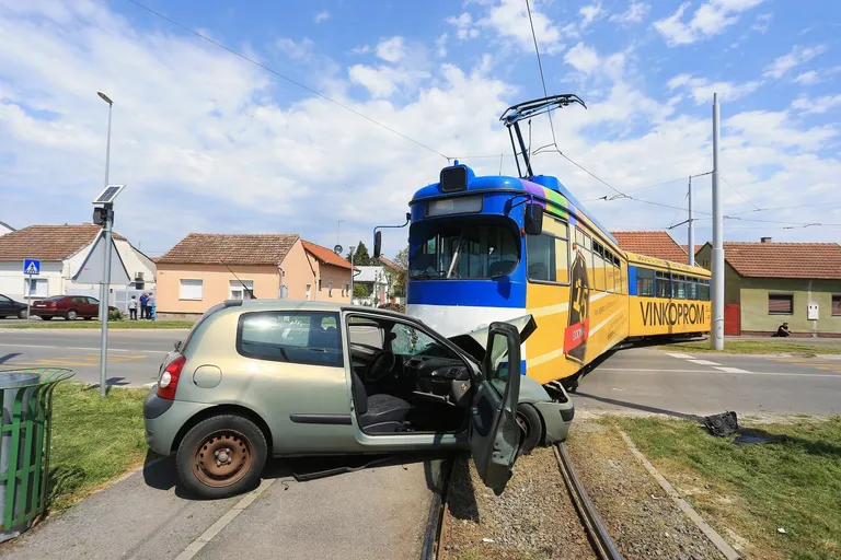 Užasni prizori iz Osijeka: sudarili se tramvaj i osobni automobil