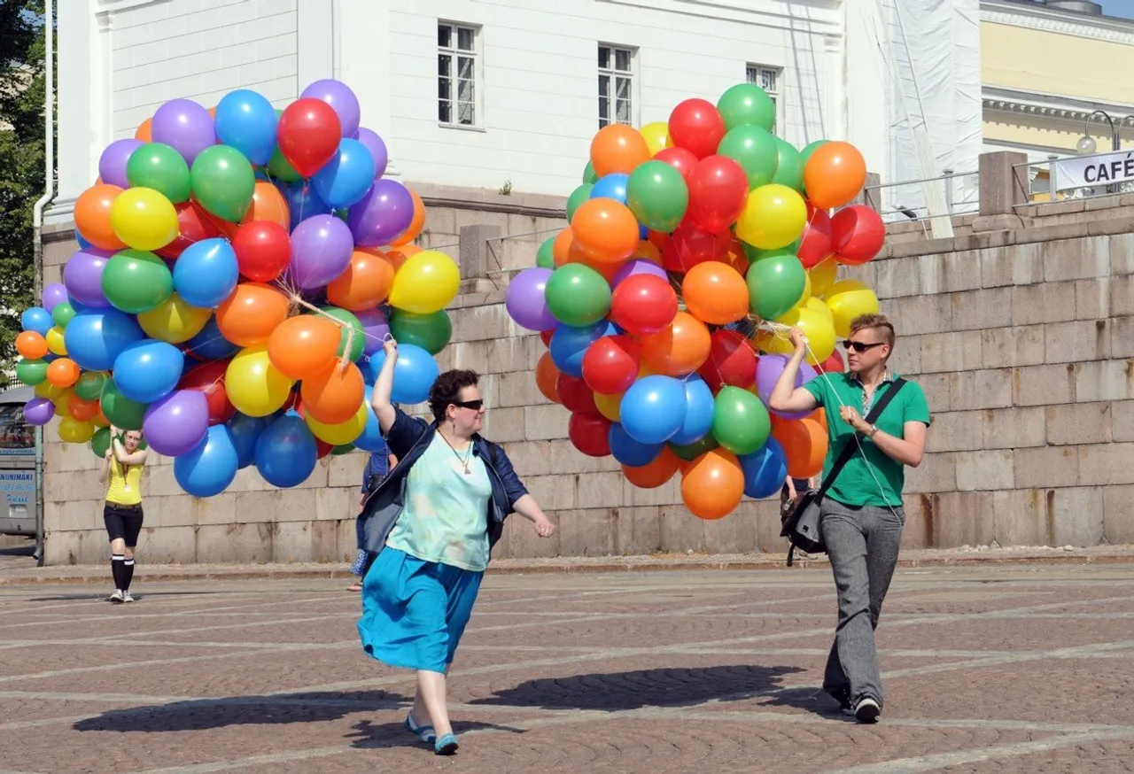 Stanovnici Helsinkija nose balone