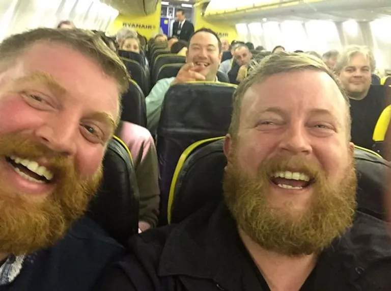 Ovi simpatični dvojnici sjedili su jedan pored drugog u zrakoplovu. Ali tu priča nije završila....