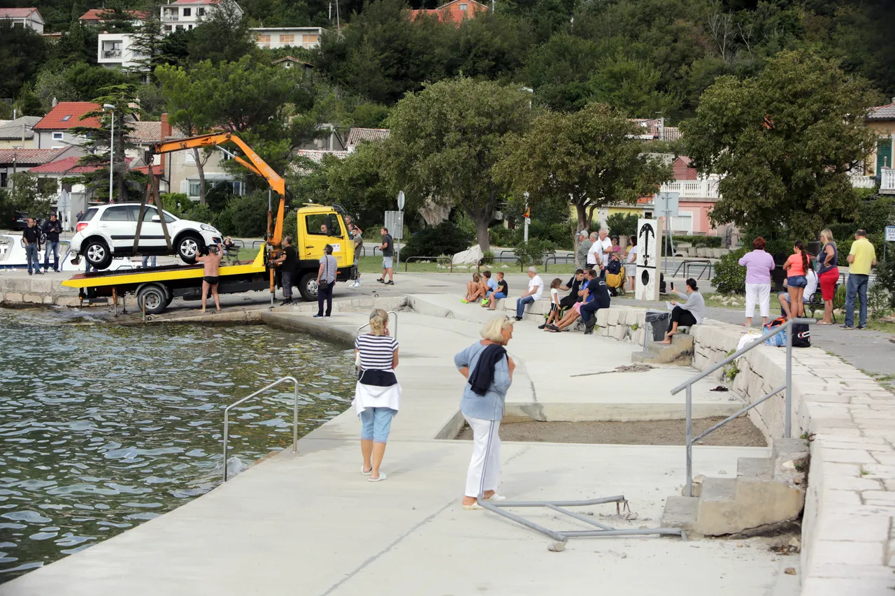 Bakarac: Auto preletio kupačima preko glave i završio u moru