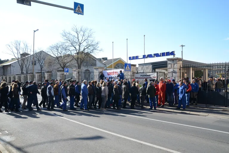 Radnici Uljanika desetominutnom šetnjom blokirali promet ispred brodogradilišta