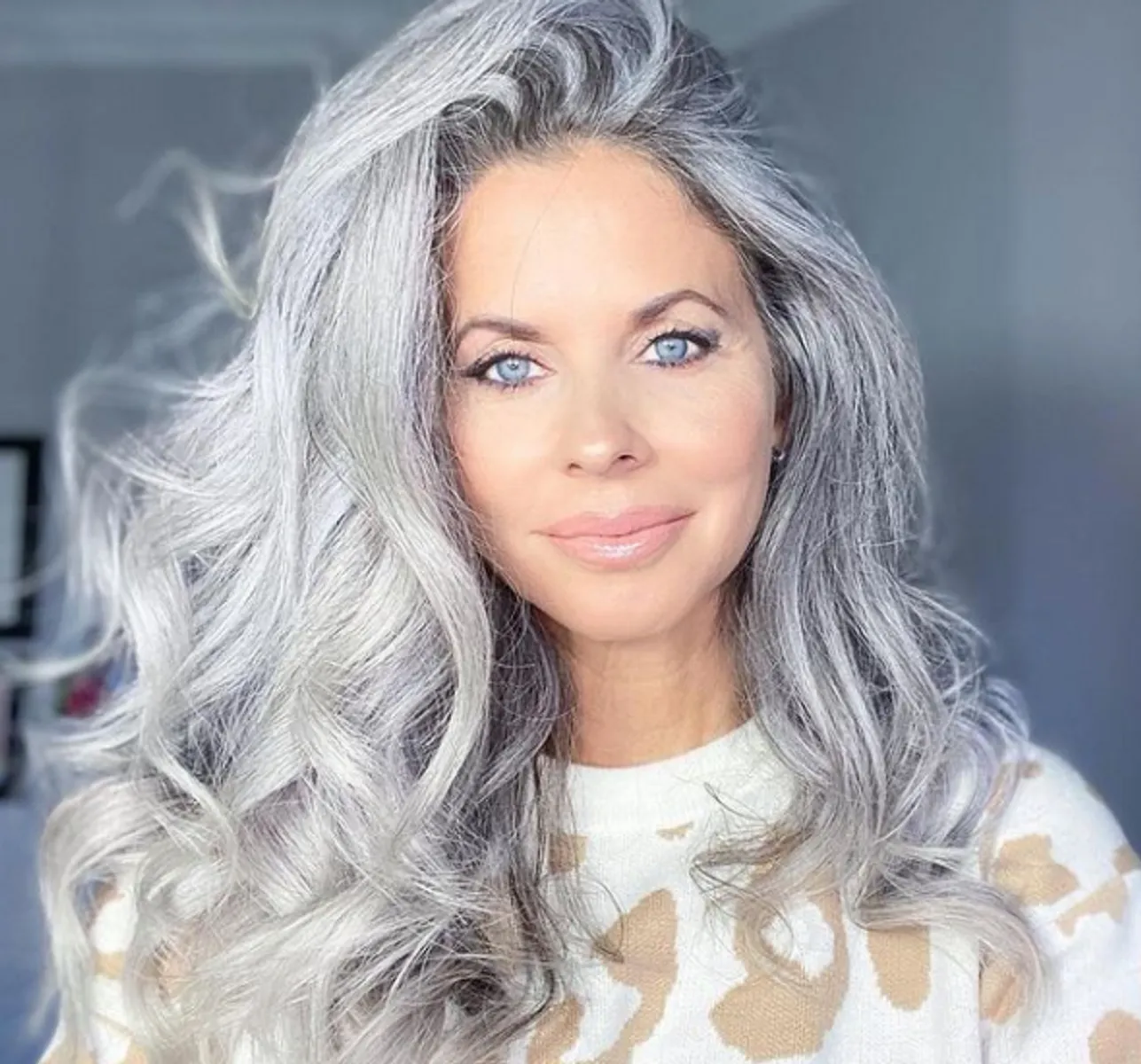 Mnoge žene tvrde da je siva i srebrna kosa nova plava