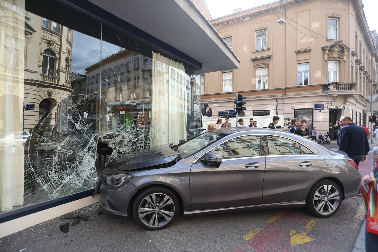 Zagreb: Mercedesom se zabio u Takenoko restoran