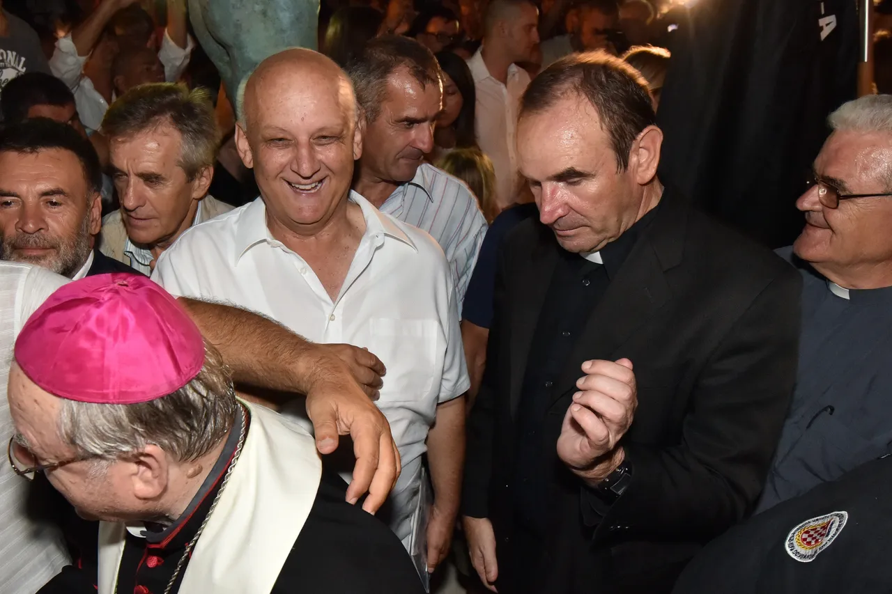 Drage: Otkriven spomenik Miri Barešiću