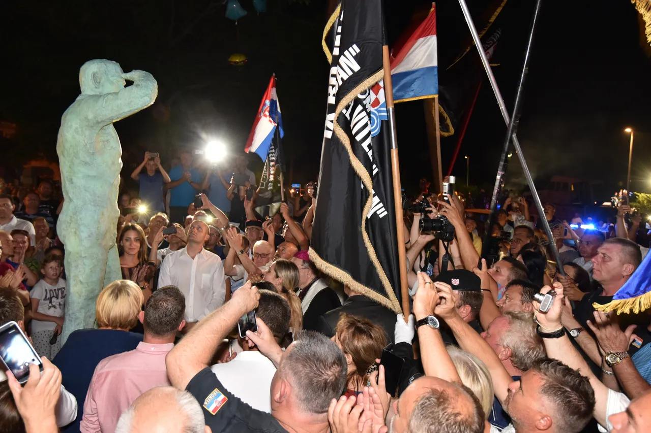 Drage: Otkriven spomenik Miri Barešiću