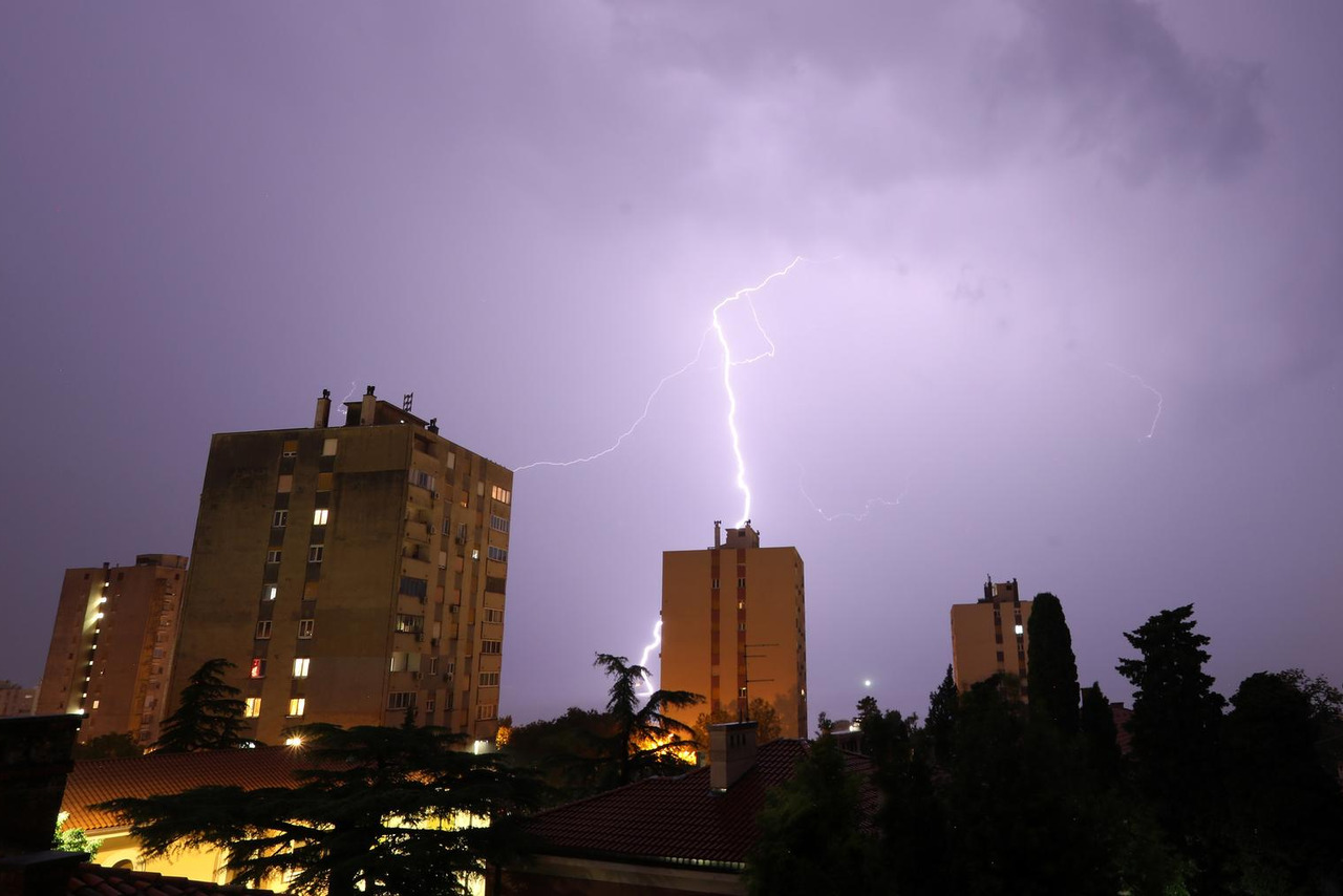 Upaljen Meteoalarm: Grmljavinsko Nevrijeme I Pljuskovi Prijete ...