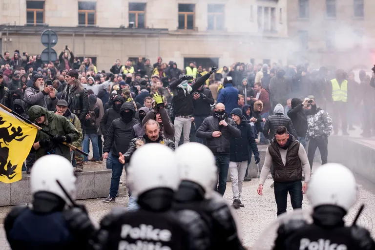 Potpuni kaos u Bruxellesu: Prosvjednici čupali prometne znakove, policija uzvratila vodenim topovima