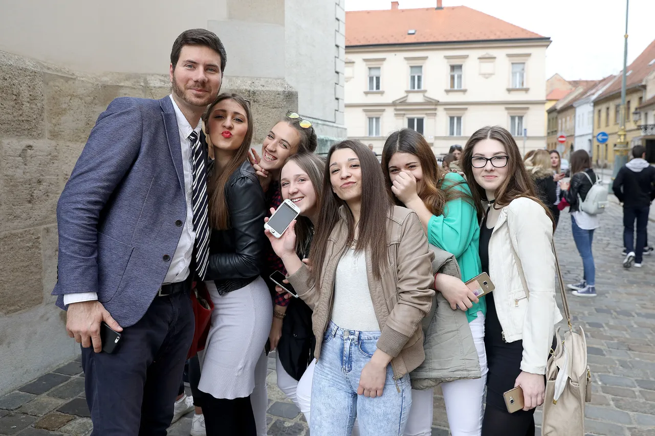 Pernar s mladim djevojkama