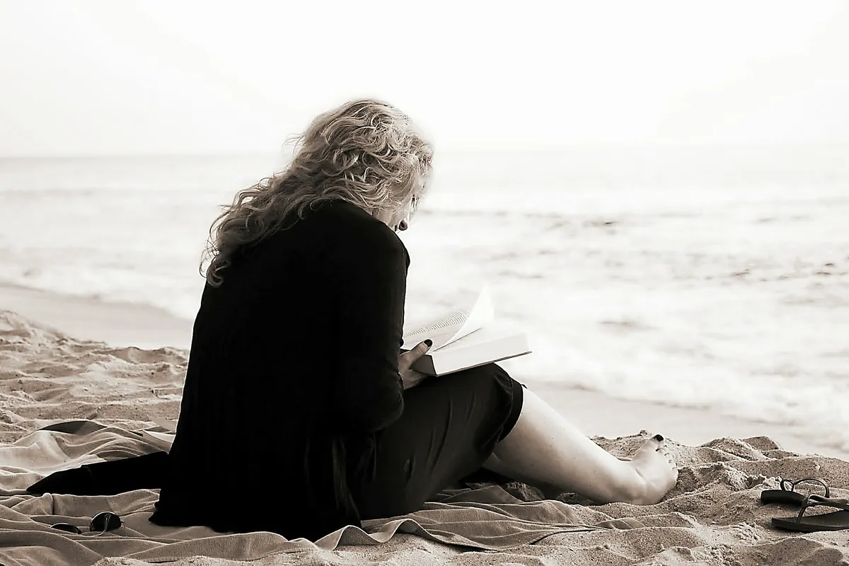Žena čita knjigu