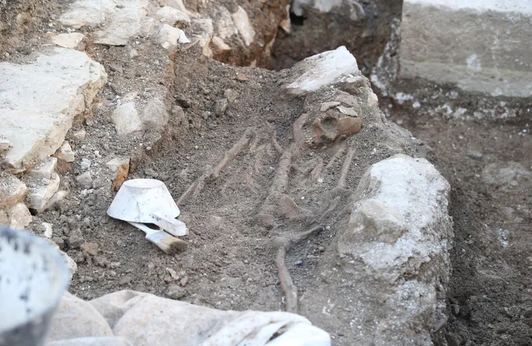 Ljudski kostur nađen ispod kamenih ploča