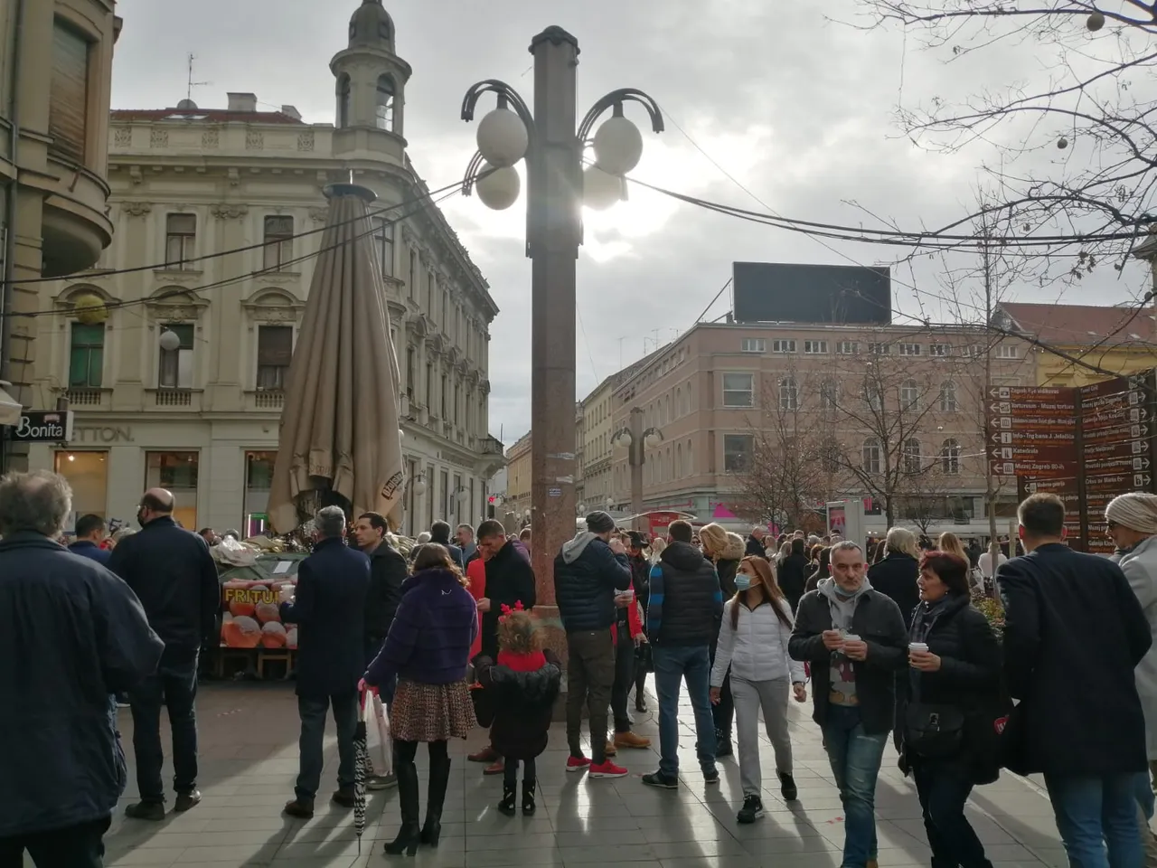 Građani uživaju u toplom vremenu za Badnjak u centru grada.