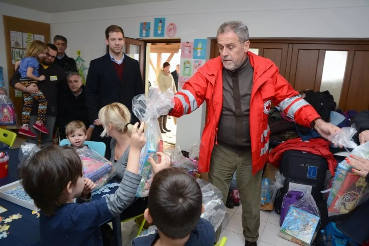 Milan Bandić podijelio poklone djeci u Gunji