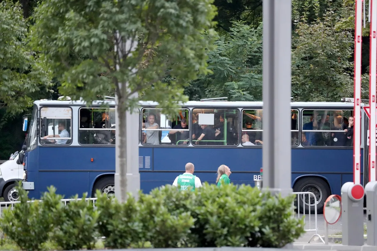 Budimpešta: Navijači Dinama autobusima stigla na Groupama Arenu